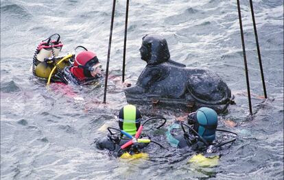 Buceadores franceses sacan a flote una esfinge procedente del templo de Cleopatra sumergido bajo las aguas de Alejandría. La operación tuvo lugar en octube de 1998.