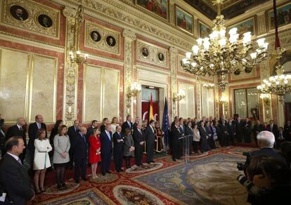 Vista general del Salón de los Pasos Perdidos, donde se ha celebrado el acto oficial, en el momento del discurso del presidente de la Cámara, Jesús Posada. En primer termino, a la izquierda, el Gobierno de Mariano Rajoy.