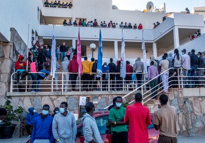 Un grupo de casi un centenar de migrantes, la mayoría senegaleses y malienses, se concentra en el hotel del sur de Gran Canaria donde se alojan para demandar que se les permita viajar a la Península.