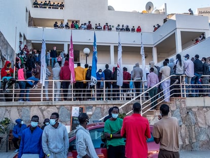 Un grupo de casi un centenar de migrantes, la mayoría senegaleses y malienses, se concentra en el hotel del sur de Gran Canaria donde se alojan para demandar que se les permita viajar a la Península.