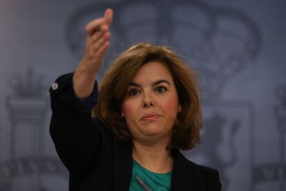 La vicepresidenta Soraya Sáenz de Santamaría, en la rueda de prensa posterior al Consejo de Ministros