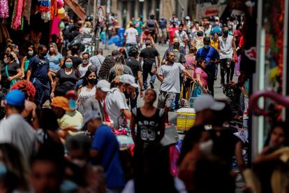 Vista geral de uma movimentada rua comercial no centro de São Paulo na terça-feira (2).