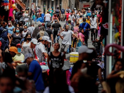 Vista geral de uma movimentada rua comercial no centro de São Paulo na terça-feira (2).