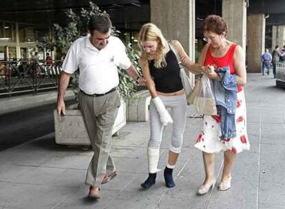 Elena, una de las turistas heridas, con dos familiares tras su llegada al aeropuerto de Barajas.