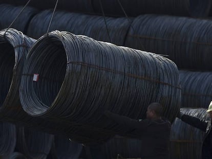 Dos obreros trabajan en una f&aacute;brica de acero en Shenyang, noreste de China.