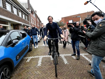 El primer ministro holandés, Mark Rutte, acude en bicicleta a la sede del Gobierno en La Haya, el pasado marzo.
