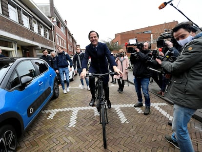 El primer ministro Mark Rutte, llegando este miércoles en bicicleta al colegio electoral.
