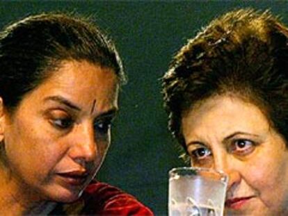 La premio Nobel de la Paz iraní Shirin Ebadi (derecha), junto a la estrella de cine y miembro del Parlamento indio Shabana Azmi, el pasado viernes.