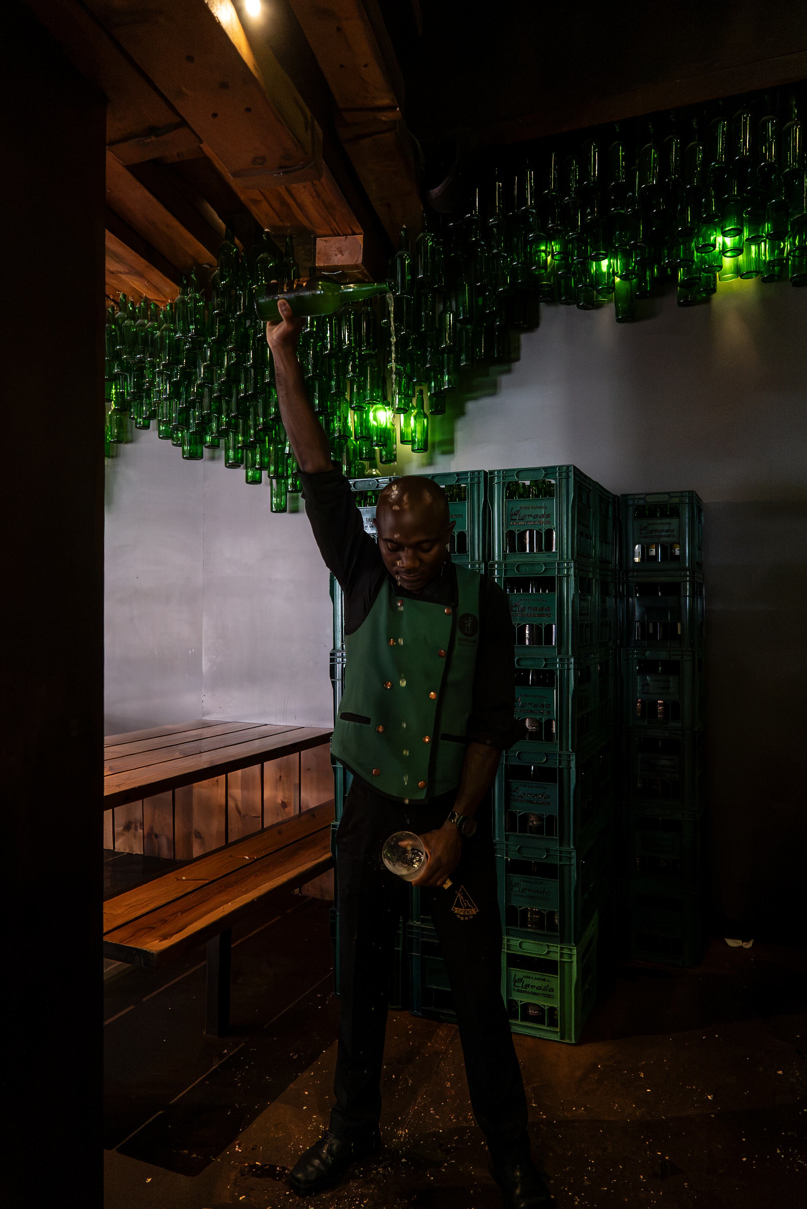 Salvador Ondó escanciando una botella de sidra.