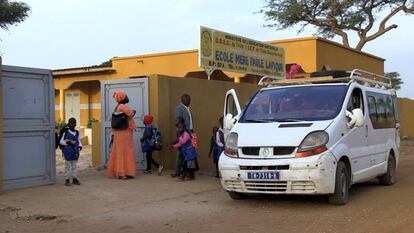 Escolares y profesores suben a la furgoneta para trasladarse a los poblados alrededor de Sanghé. 