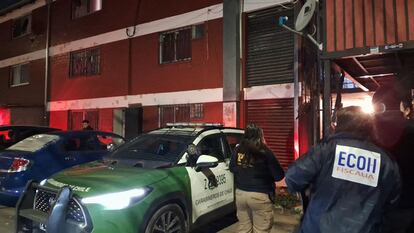 Personal de la Fiscalía trabaja en el lugar donde murió baleado un niño ocho años en su casa en Puente Alto, en el sector Bajos de Mena.