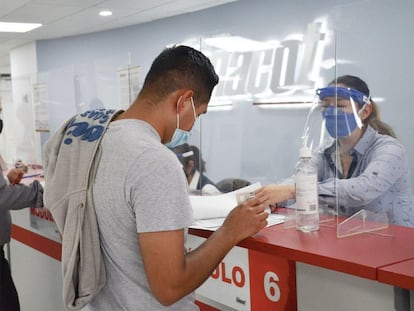 Un joven realiza un trámite en una oficina del Fonacot.