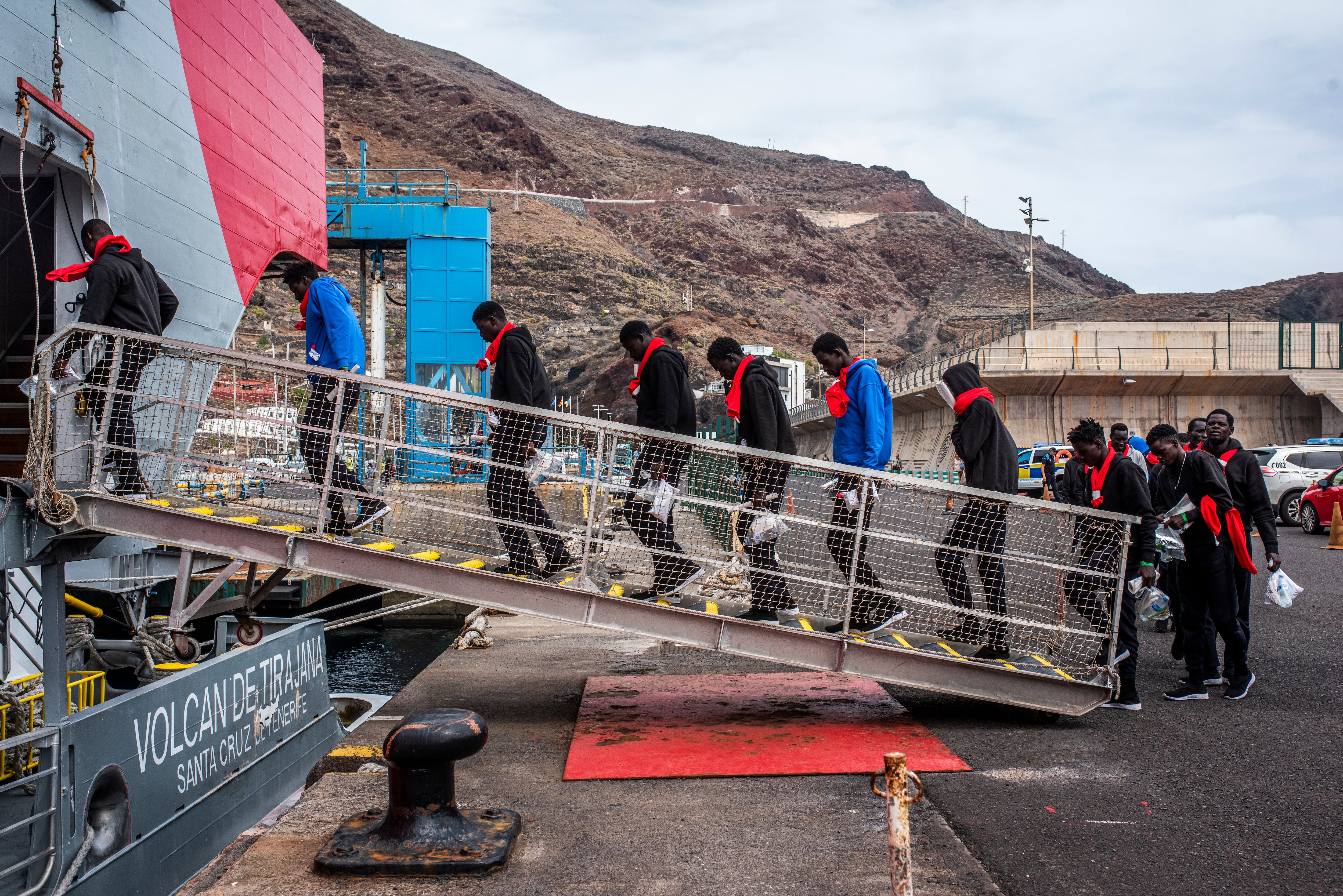 Traslado de algunos migrantes llegados a El Hierro a la isla de Tenerife.