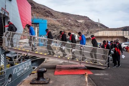 Migrants in El Hierro board a ship to be transferred to the island of Tenerife.