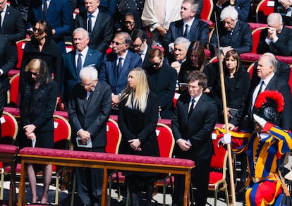 El presidente de Argentina, Javier Milei, en el funeral por el papa Francisco, este sábado en la plaza de San Pedro. 