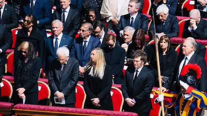 El presidente de Argentina, Javier Milei, en el funeral por el papa Francisco, este sábado en la plaza de San Pedro.