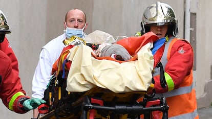 Bombeiros franceses carregam uma das pessoas feridas.