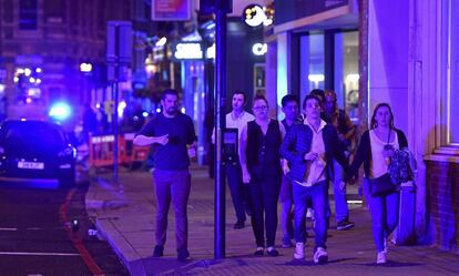 Pessoas descem a rua Borough depois do incidente na London Bridge, de Londres.