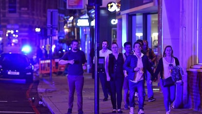 Pessoas descem a rua Borough depois do incidente na London Bridge, de Londres.