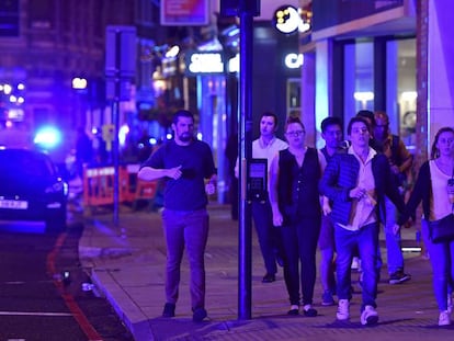 Pessoas descem a rua Borough depois do incidente na London Bridge, de Londres.