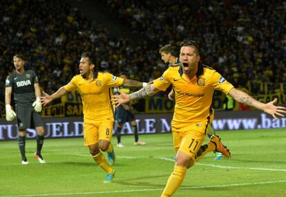 José Luis Fernández celebra su golazo, el primero de Rosario Central.