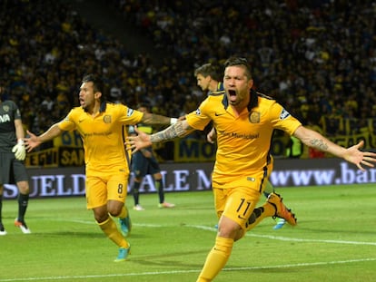 Jos&eacute; Luis Fern&aacute;ndez celebra su golazo, el primero de Rosario Central.