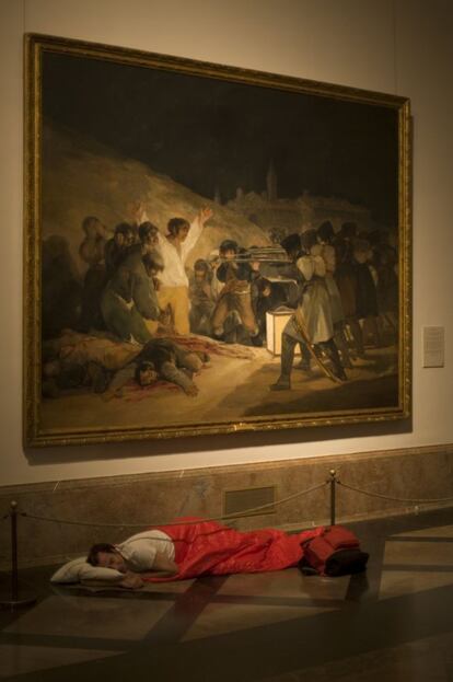 La primera de la serie fue realizada en el Museo del Prado, en 2008. El artista cuenta que le tomó nueve meses de gestiones lograr que lo lograran hacerlo. Además, no escogió dormir junto a las Meninas porque prefiere el conflicto. Por eso eligió 'Los fusilamientos del 3 de mayo', de Goya.