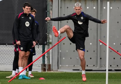 El centrocampista del FC Barcelona, Dani Olmo (d), durante el entrenamiento realizado este viernes en la Ciudad Deportiva Joan Gamper.