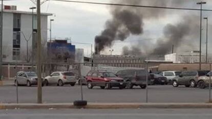 Incendio al interior del Cereso número 3 de Ciudad Juárez, durante el motín de este 1 de enero.