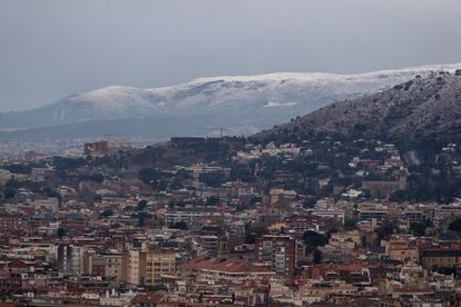 Cumbres nevadas de la sierra del Garraf, en Barcelona, tras el paso de la borrasca Juliette, este lunes.