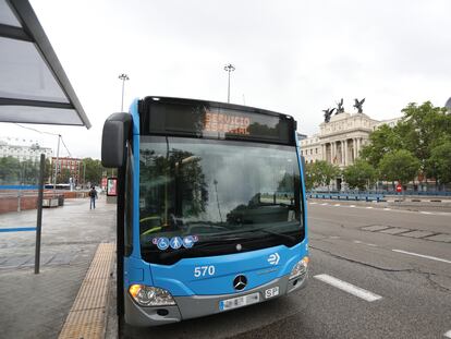 Un autobús de la Empresa Municipal de Transportes de Madrid.