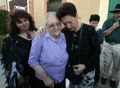 La neozelandesa Josefina Kalan (derecha) abraza a su parienta lejana Teresa García Ayuso.