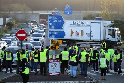 Manifestantes durante la protestas por la subida de los carburante en Bayona, cerca de la frontera con España.