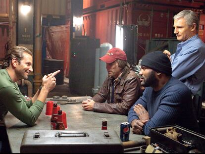 De izquierda a derecha: Bradley Cooper, Sharlto Copley, Quinton Rampage Jackson y Liam Neeson en un fotograma de <i>El equipo A.</i>