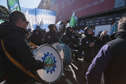 Marcharon bajo el "Frente de Lucha por la Soberanía, el Trabajo Digno y los Salarios Justos".