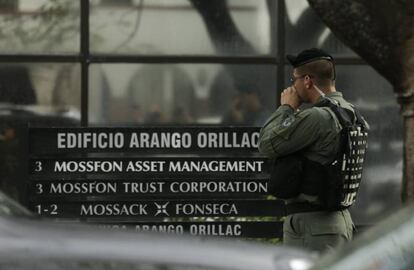 Un polic&iacute;a ayer ante la sede de Mossack Fonseca.