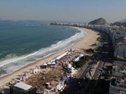 Panorámica de la playa de Copacabana en Río de Janeiro (Brasil). EFE/Archivo