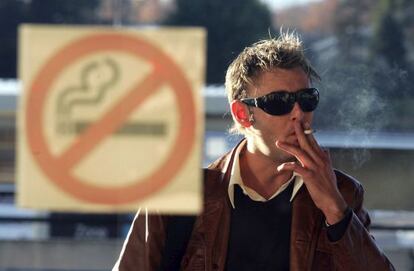 Un hombre fuma durante el Día Mundial Sin Tabaco en 2010.