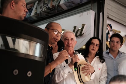 El expresidente colombiano Álvaro Uribe (en el centro), en su visita a Cúcuta, este sábado.