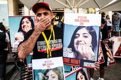 Familiares de los rehenes capturados en los ataques de Hamás el 7 de Octubre, este sábado en una protesta en Tel Aviv.