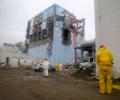 Trabajadores intentan rociar agua en el reactor 4 de Fukushima.