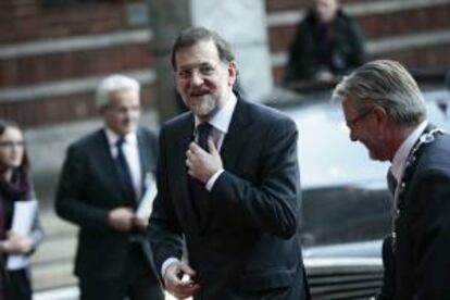 El presidente español, Mariano Rajoy (c), charla con el alcalde de Oslo, Fabian Stang (der), frente al Ayuntamiento de la ciudad previo a la ceremonia del Premio Nobel de la Paz 2012 celebrado en Oslo, Noruega, hoy lunes 10 de diciembre de 2012.