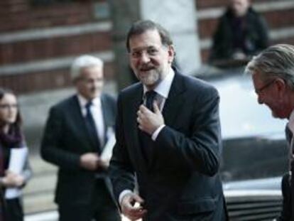 El presidente español, Mariano Rajoy (c), charla con el alcalde de Oslo, Fabian Stang (der), frente al Ayuntamiento de la ciudad previo a la ceremonia del Premio Nobel de la Paz 2012 celebrado en Oslo, Noruega, hoy lunes 10 de diciembre de 2012.
