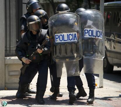 Policías preparados para cargar a las puertas del ministerio de Industria y Turismo.