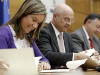 La ministra de Sanidad, Servicios Sociales e Igualdad, Ana Mato, ha presidido hoy la firma de un convenio sobre el código que regula la publicidad de alimentos y bebidas dirigida a menores, con objeto de combatir y prevenir la obesidad infantil, en el que por primera vez se han adherido sectores de hostelería y restauración.