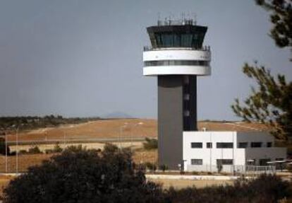 Fotografía de archivo de la torre de control del aeropuerto de Castellón. EFE/Archivo