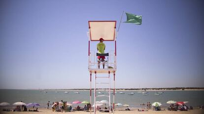 Un socorrista vigila una playa de Sanlúcar de Barrameda.