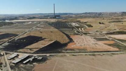 Vista aérea de los terrenos donde se levantarán las plantas solares con la central térmica de Andorra al fondo.
 