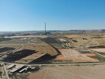 Vista aérea de los terrenos donde se levantarán las plantas solares con la central térmica de Andorra al fondo.
 