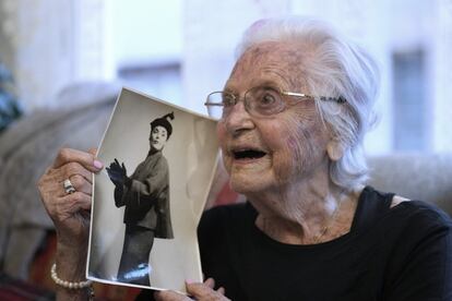 Lolita Laporta ha soplado este miércoles las velas del pastel que marcan los 103 años que esta veteranísima maniquí, como se llamaban entonces las modelos, ha cumplido en Barcelona, donde se maneja sola.